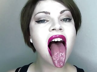 Long tongue Miss ViVi needs a facial.