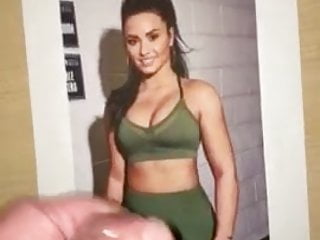 Cumming on Demi Lovato 