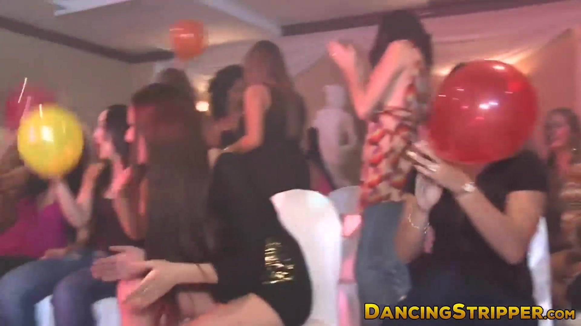 Masked stripper receives blowjobs from naughty bachelorettes - Amateur bachelorette vídeo de partido