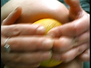 Fantaflasche im Arsch - die Pussy flattert wie ein Schmetterling