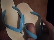 Gozando nas Havaianas Tradicionais Azul