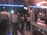 Une petite allumeuse dominicaine en  jeans dans un bar