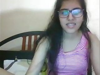.linda nerd de 18 se masturba por la webcam.