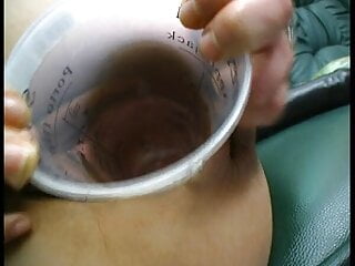 Fantaflasche im Arsch - die Pussy flattert wie ein Schmetterling - Bild 4