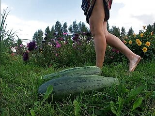  video: Hairy Pussy Peeing on a Huge Vegetable