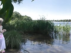 Anna Mai fickt am See mit Zuschauern! CREAMPIE