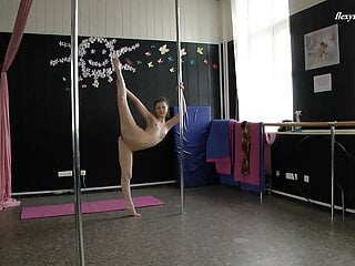  video: Tamara Neto enjoys being flexible and stretchy