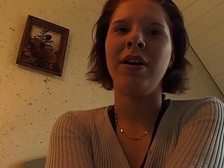 junge brunette fingert sich ihre pussy vor der kamera - Bild 3