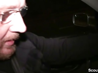 Zwei notgeile MILFs ficken im Taxi und werden gefilmt - Bild 1