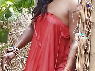 Desi sexy bhabhi bathing nude and enjoy summer season