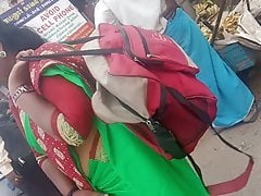 Tamil hot girl showing navel (thoppul) in saree at public