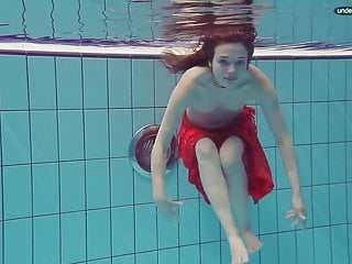 Libuse goes underwater in the pool