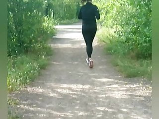 Junges Girl beim Jogging - Bild 7