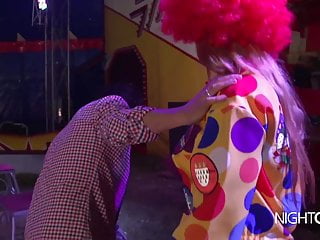 Der Zirkus Ficker Conny fickt die Clownschlampe - Bild 4