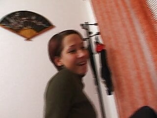 Brunette 22 Jahre Piercings hat Ihre erste Zeit vor der Kamera und zieht es durch