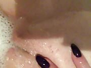 Pussy rubbing in the bath