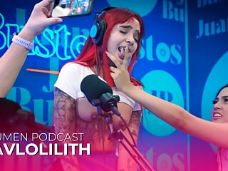 Tattooed redhead Diavlolilith kisses with her friend while her vagina vibrates - Juan Bustos Podcast