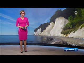 Celebrity Milf High Heels vid: Caren Miosga blaues und rosa Kleid
