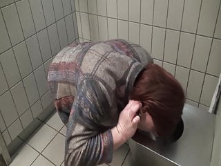 Transvestit leckt Damentoilette auf Rastplatz sauber