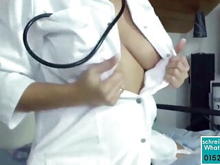 Geile Krankenschwester hiflt mit Handjob - Bild 3