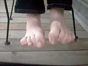 Ina's toes outside